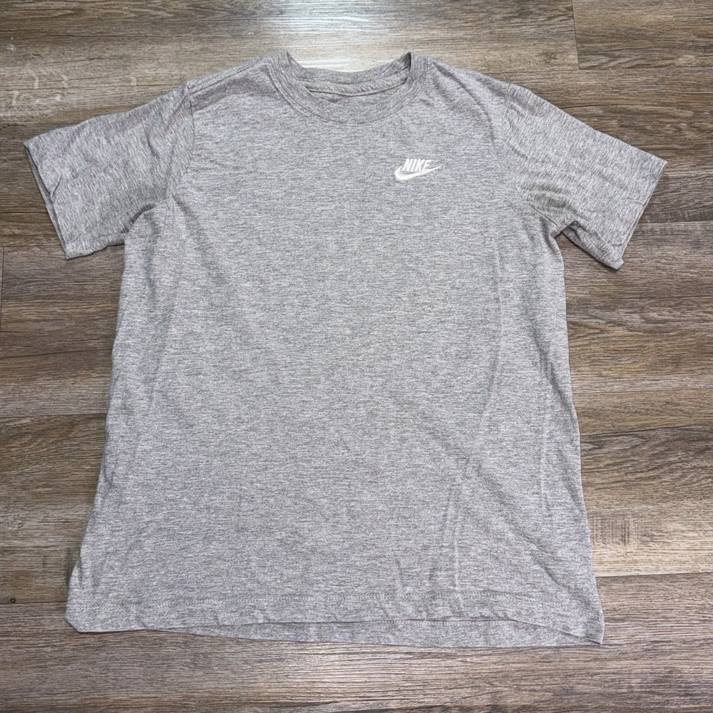 Nike Kids Gray Sportswear Embroidered Futura Shirt Youth Large (14/16) Logo